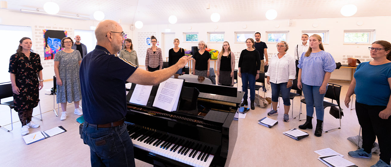 Coro Misto øver i Vejgaard Sognehus
